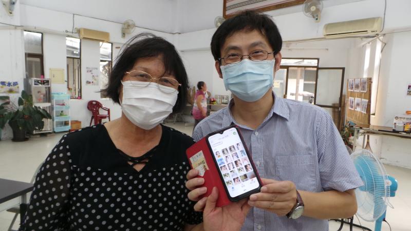 一踏進教室 長輩學員就拿出智慧型手機 請我們複習上堂課所教的下載軟體