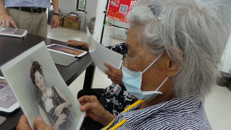 阿公阿嬤們拿到變裝照片紛紛說 這是我嗎？