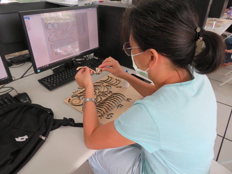 學員們正在腦力激盪中，努力將造型燈進行拼湊