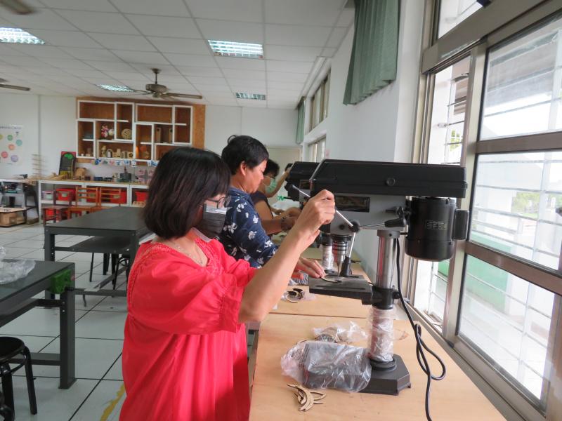 利用學校的鑽孔機進行打洞，學員們小心翼翼地操作著!