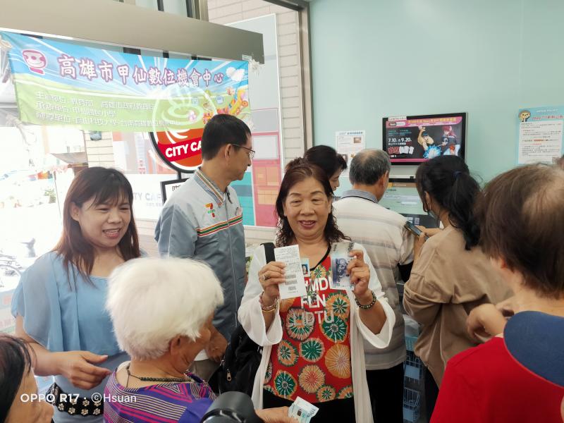 7-11店長親自指導學員操作ibon機器預購振興三倍劵