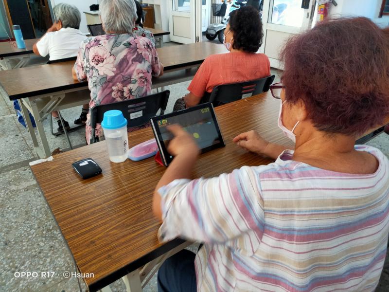 學員利用平板電腦的PLAY商店下載APP應用程式遊戲