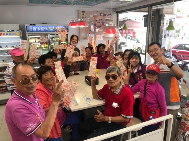 長輩們都領取到振興三倍劵，開心大合照