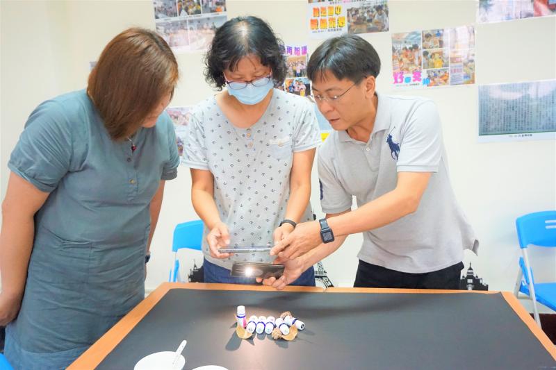 講師示範給學員看如何補光照出好照片