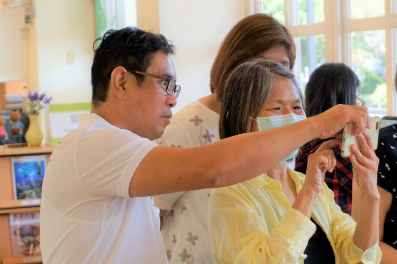 講師示範給學員看如何照出好照片