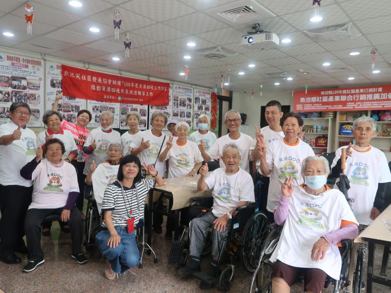 學員穿上自已創作的衣服，好興奮喔!