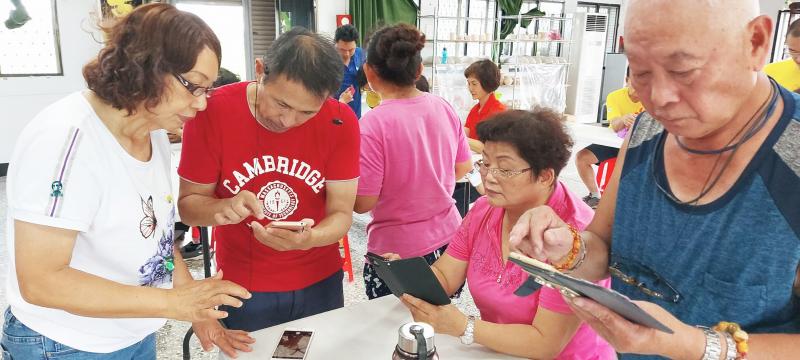 老師協助學員操作