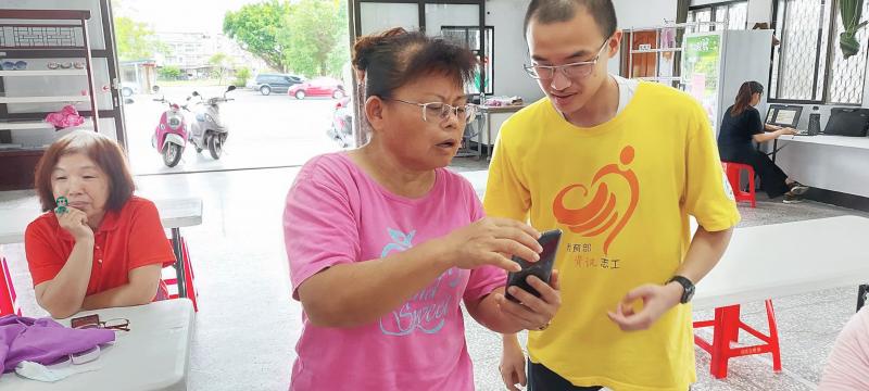 志工協助學員學習