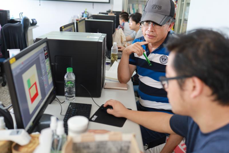 講師講解線上繪圖軟體操作方法