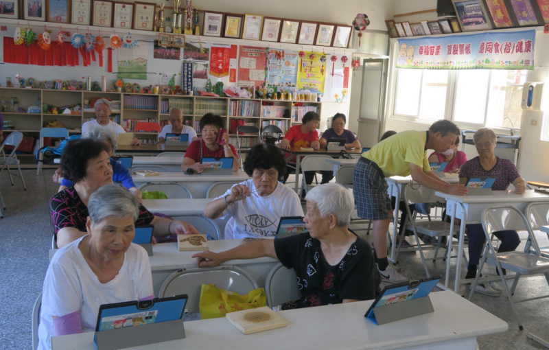 第一次接觸平板，可以認識雷雕應用做鑰匙圈，還可以聽歌和跟著唱，覺得很好玩。