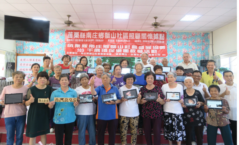 獅山社區千歲樂團，是社區關環據點的長輩。第一次上平板，很有自己想要操作的內容。