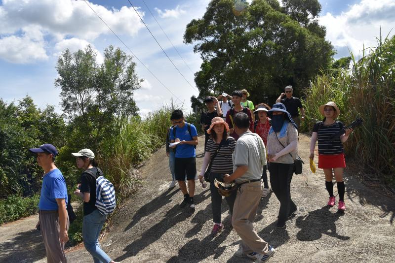 走在鄉間 的山路上,不怕苦與累,只為體驗梨農在山丘上種植水梨園的辛苦