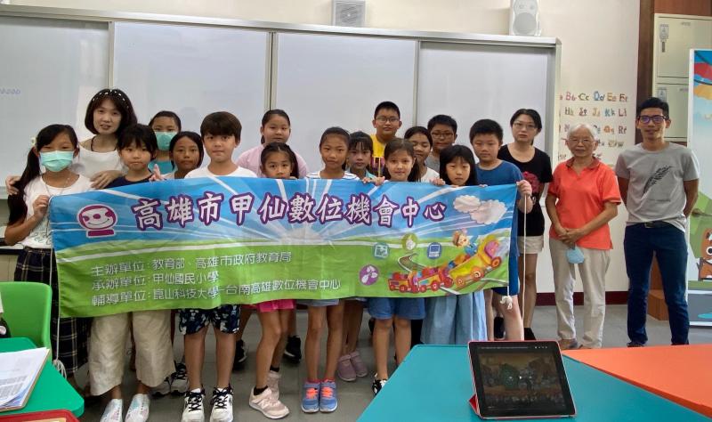 經過老師一個步驟一個步驟耐心教導，再經學員們認真學習終於完成第一本屬於甲仙在地的繪本有聲書