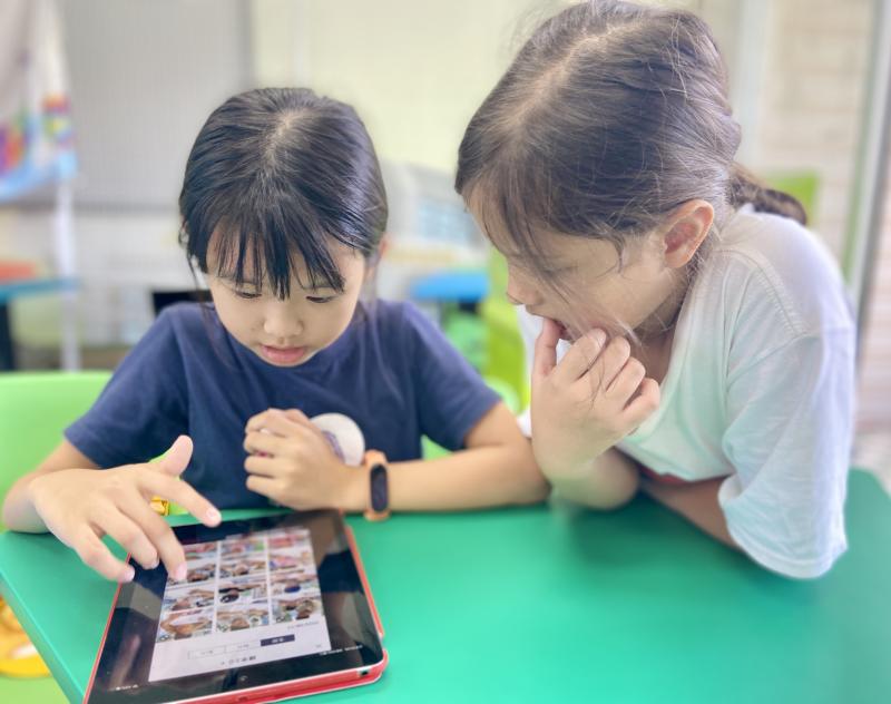 小小學員們分工合作選照片