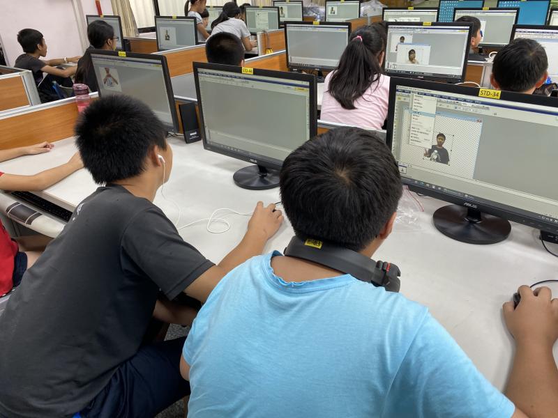 學員利用軟體先將照片素材做去背處理。