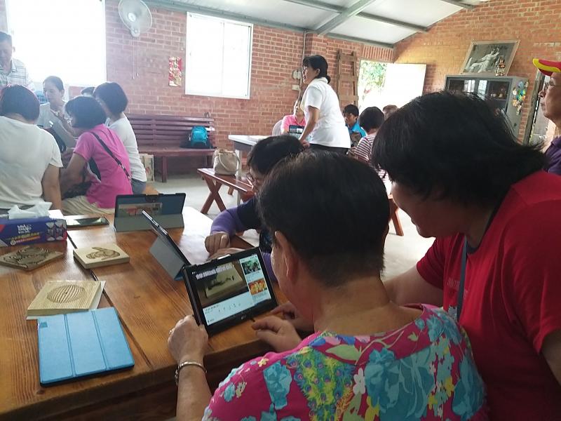 老師示範操作後，讓學員認識新興科技雷雕機及應用，再進行構圖設計。