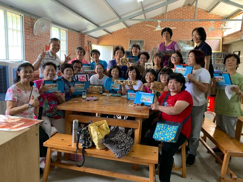 銅鏡社區的特色-大碗泡茶，和銅鏡以農為生活重心LOGO應用在雷雕課程上，很有意境的呈現。