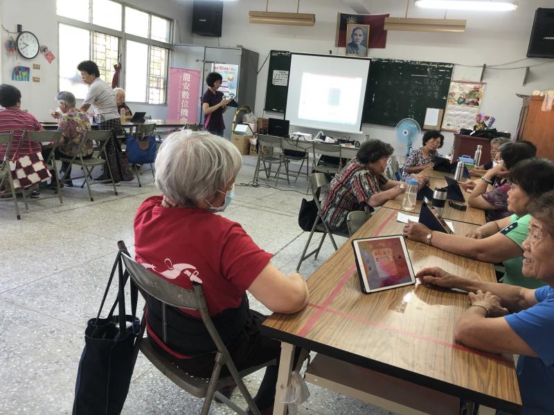 老師用簡報教導學員