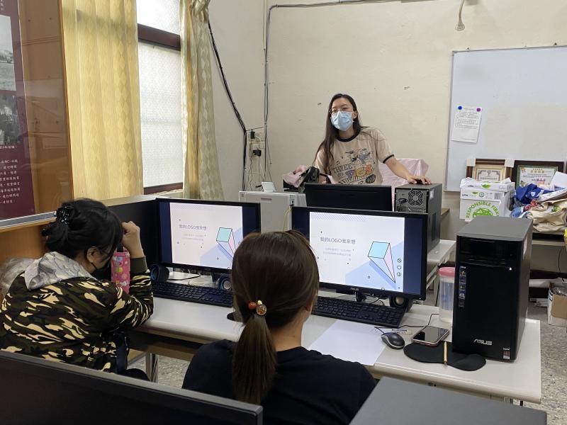 上課囉，講師針對商標設計的發想，提出論點說明。