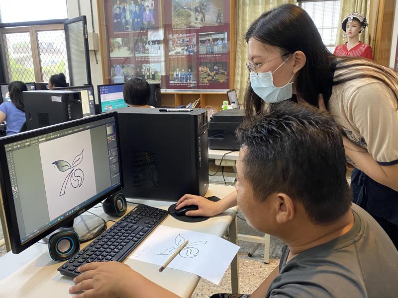 講師與學員討論LOGO的設計