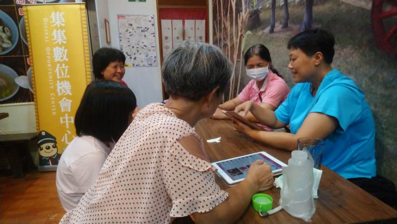 安琪老師說明課程內容，希望大家輕鬆學習。