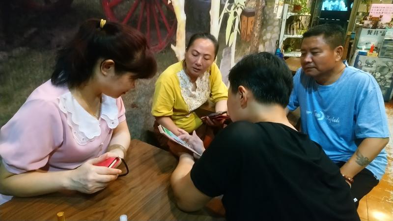 安琪老師分組教學，讓大家更容易發問與個別仔細說明。