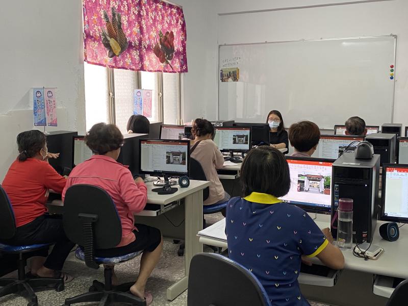 講師利用簡報軟體，製作建功村各景點的編排。