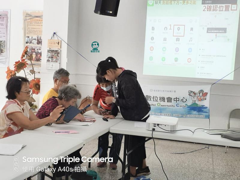 一群阿公阿嬤在學習怎麼用通訊軟體