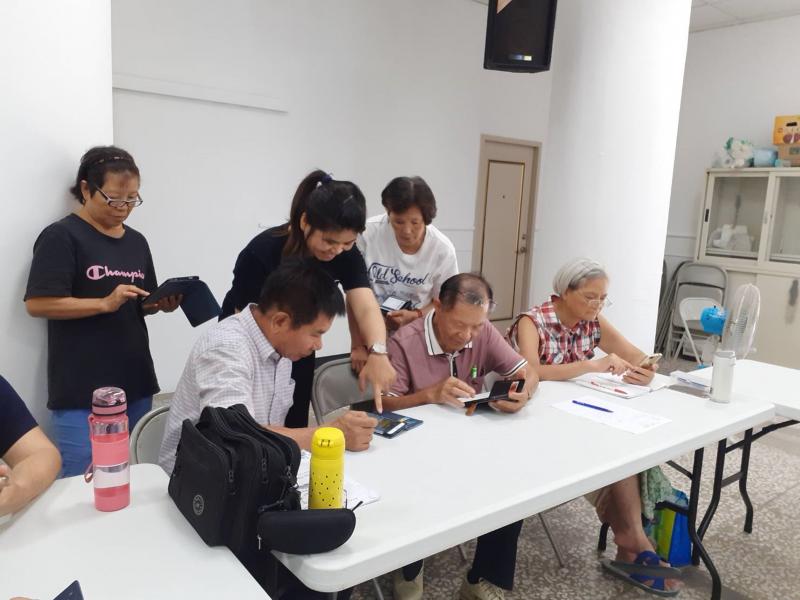 一位中年先生在學習怎麼操作通訊軟體