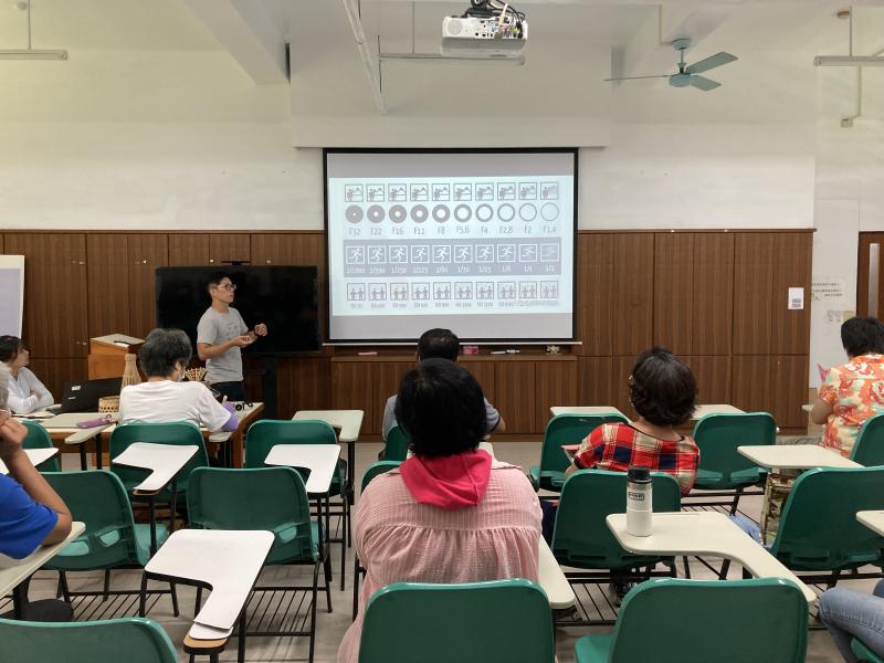 商品攝影學這堂課，老師先從光圈、快門與ISO深入淺出的做教學