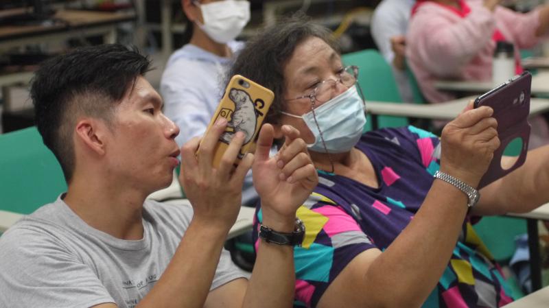 老師教學員先從身邊的人物開始做拍攝