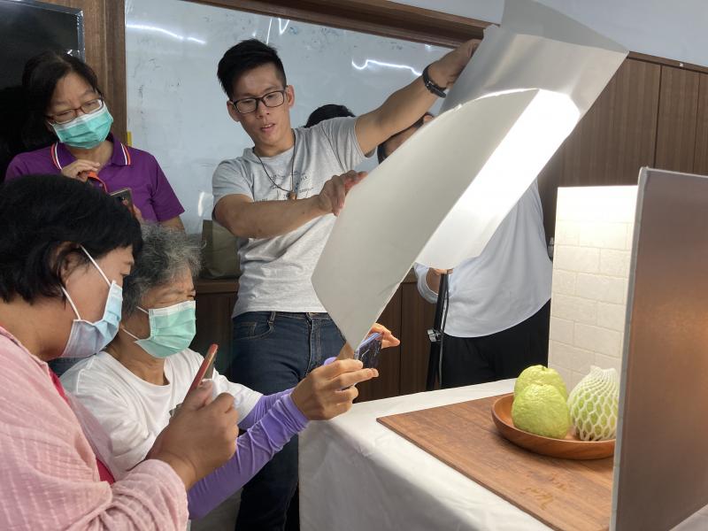 拍攝者本身要有加減的概念避免照片過於複雜，使觀看者無法確認拍照的主題