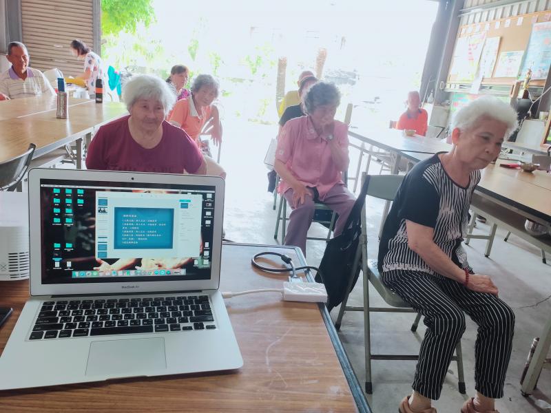 大家跟著老師一起做預防失智操