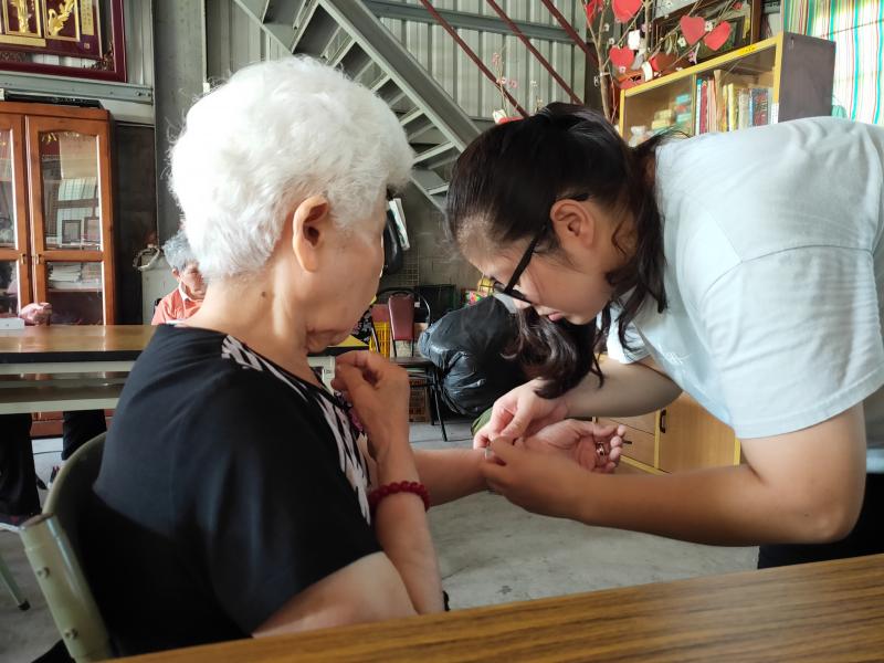 老師幫學員配戴小米手環