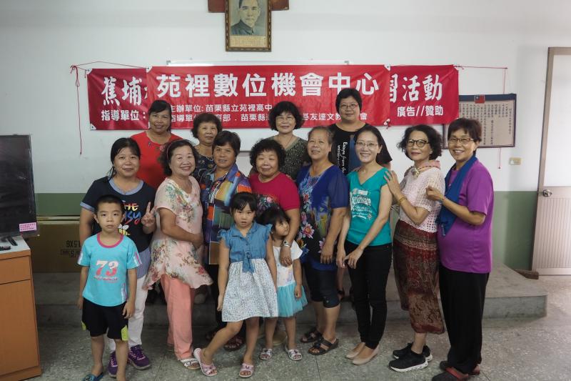 「生活平板應用」課程合影