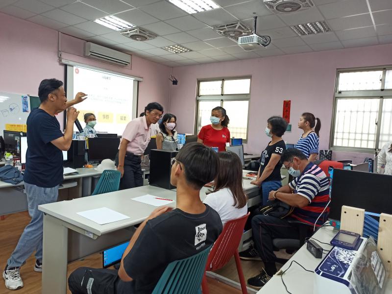 拍攝前講師指導劇情，學員們眼神專注的學習