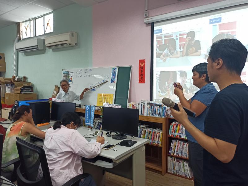 分組拍攝，講師在旁指導學員