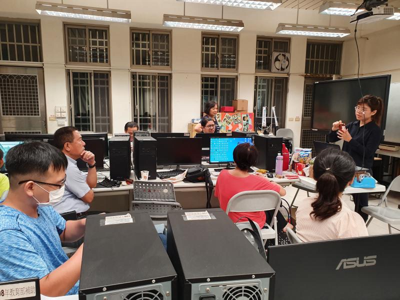 老師帶來許多市面上行銷最好的食品包裝，做結構上及使用上說明.