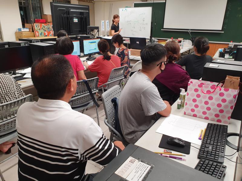 老師以學員產品做解說，以及如何動手創作自家產品包裝.