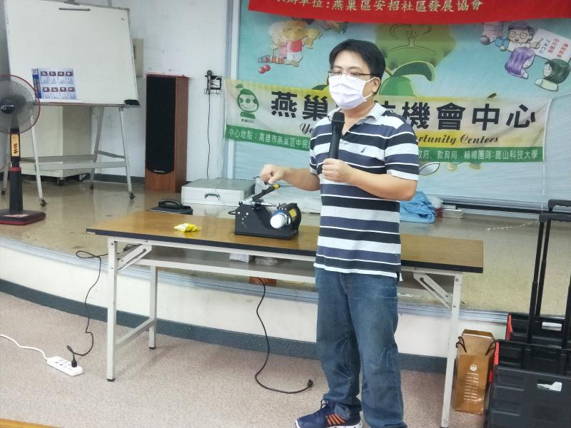 講師講解並示範保温瓶熱轉印流程