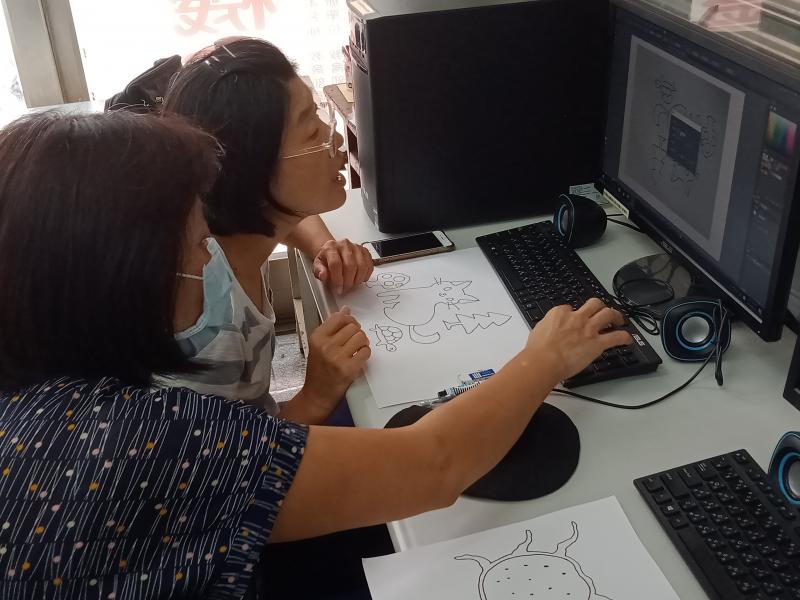 學員開始手繪製作專屬自己的LOGO