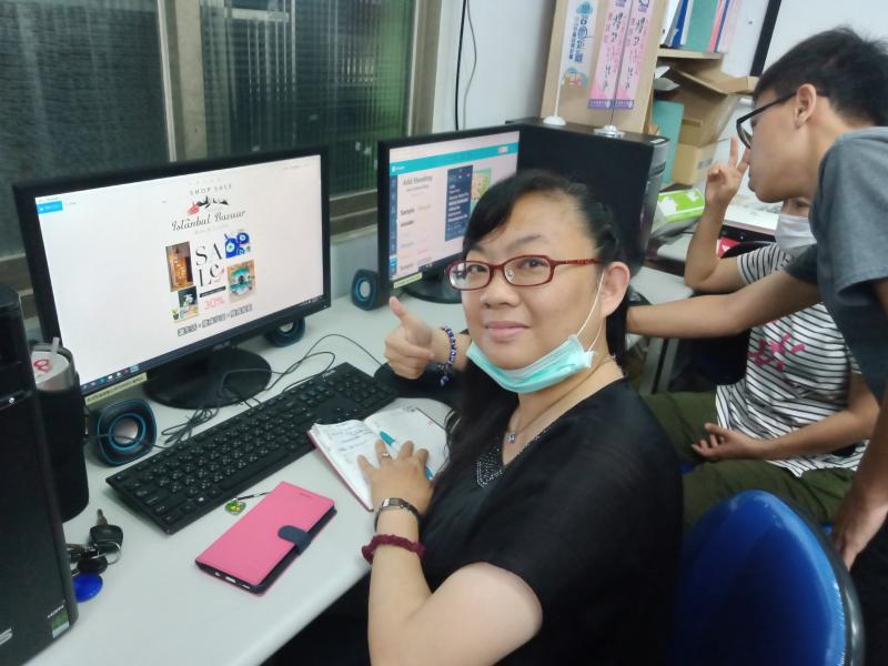 學員與自己製作的電子DM作品合影