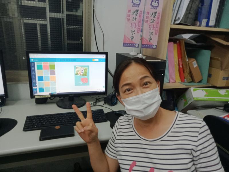 學員與自己製作的DM作品合影