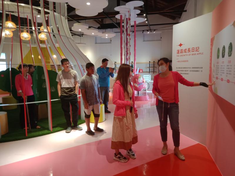 講師指導擔任演員的學員如何執行戲劇任務