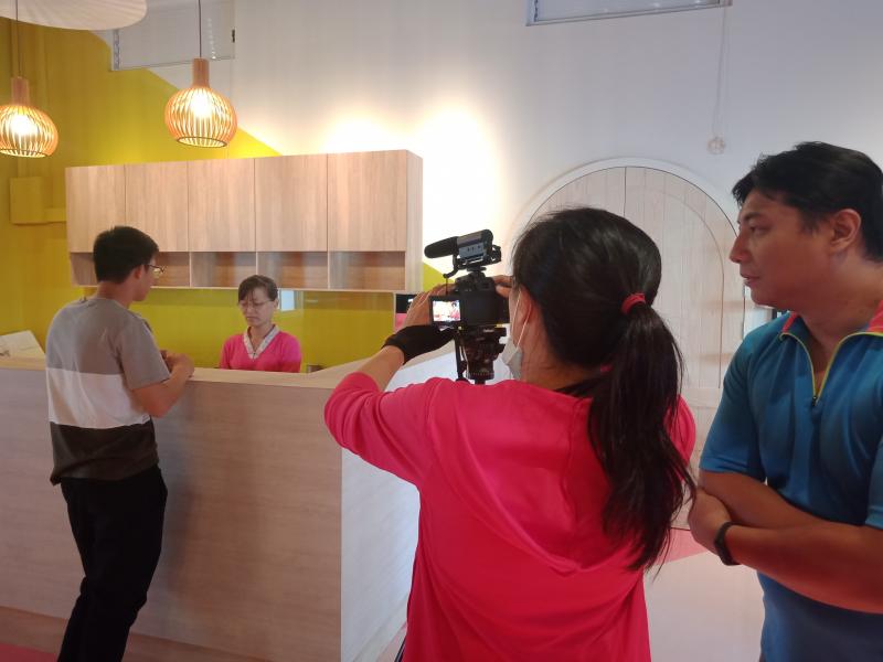 老師指導學員如何掌鏡蒐集素材