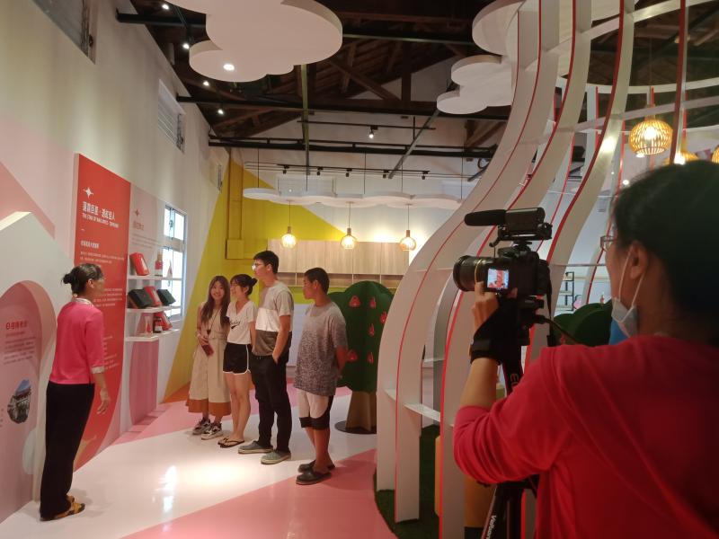 依照劇本的撰寫與設計，學員配合演出