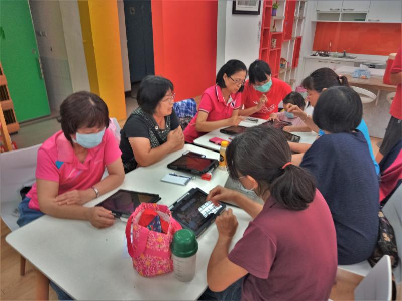 學員學習平板使用的過程