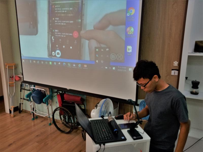 老師透過艾比投影機示範教學，讓學員更容易理解步驟