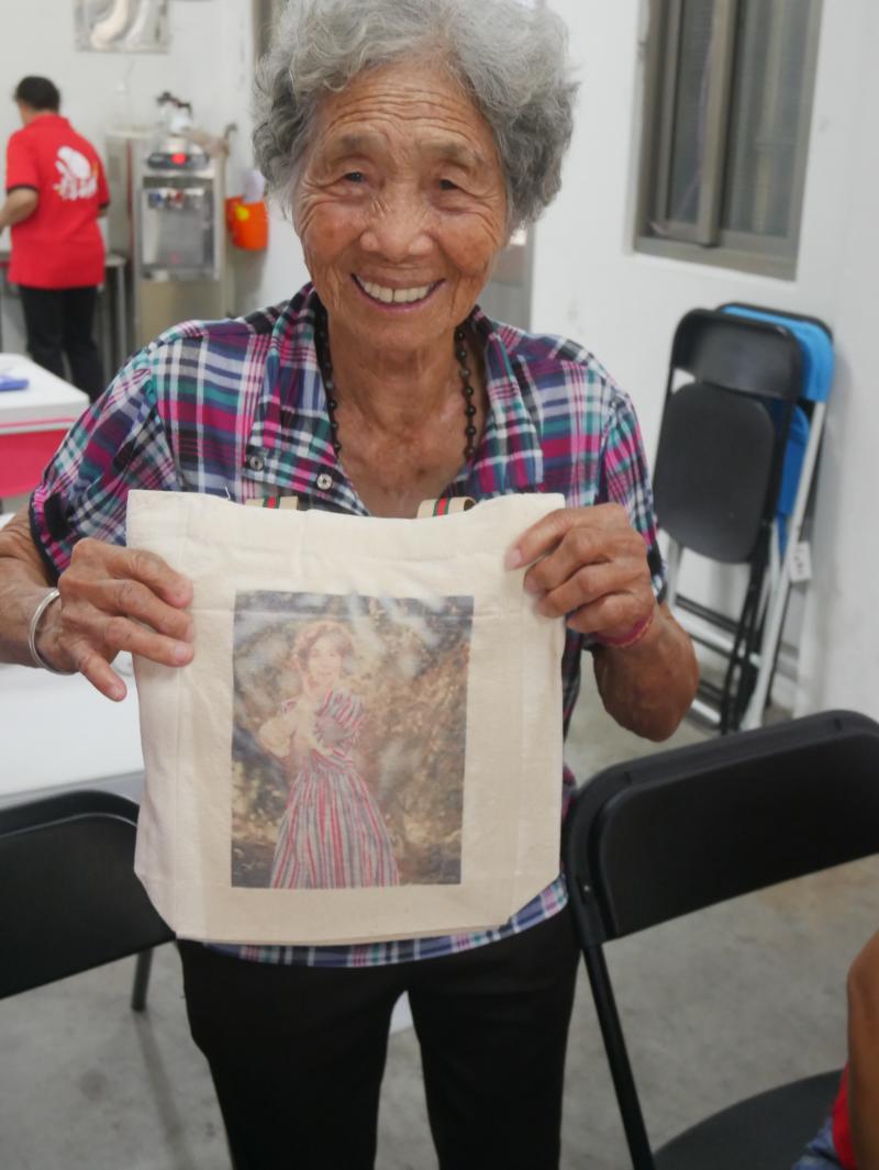 學員拿到印有自己相片的手提袋非常開心唷！