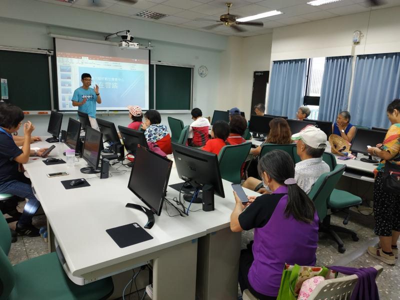 對於學員來說，雲端是一種模糊的概念，他們身處在雲端的世界哩，但是並不瞭解其意涵，透過講師的講解與教學，讓學員們了解善用雲端的方法與優勢。